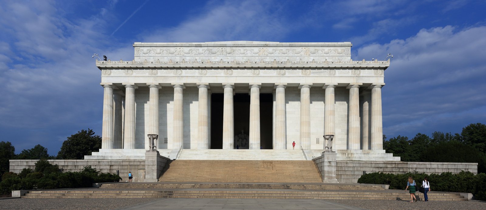 lincoln-memorial-a-monument-to-the-memory-of-a-fighter-for-democracy