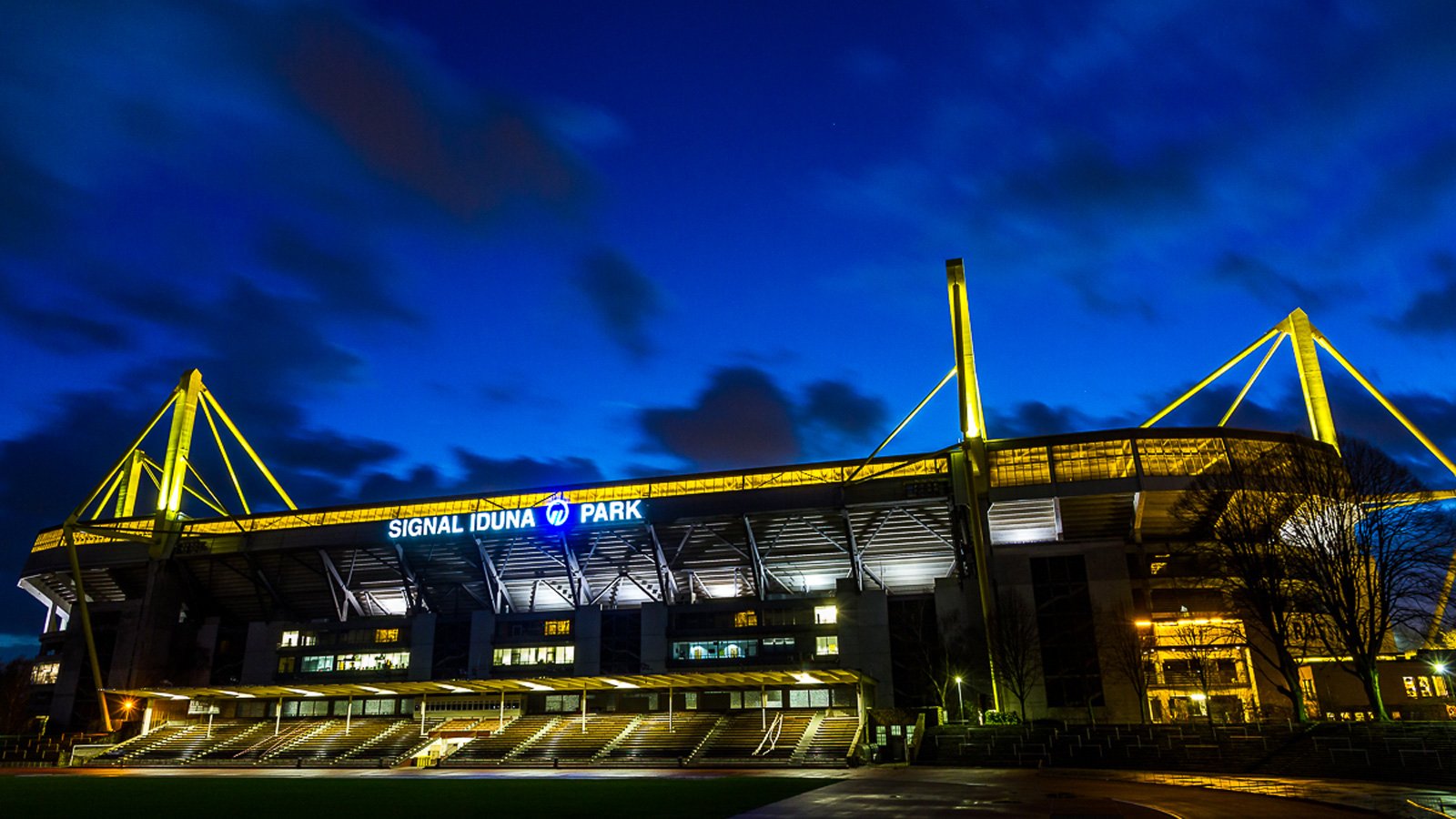 Signal-Iduna-Park-At-Night-Photo.jpg