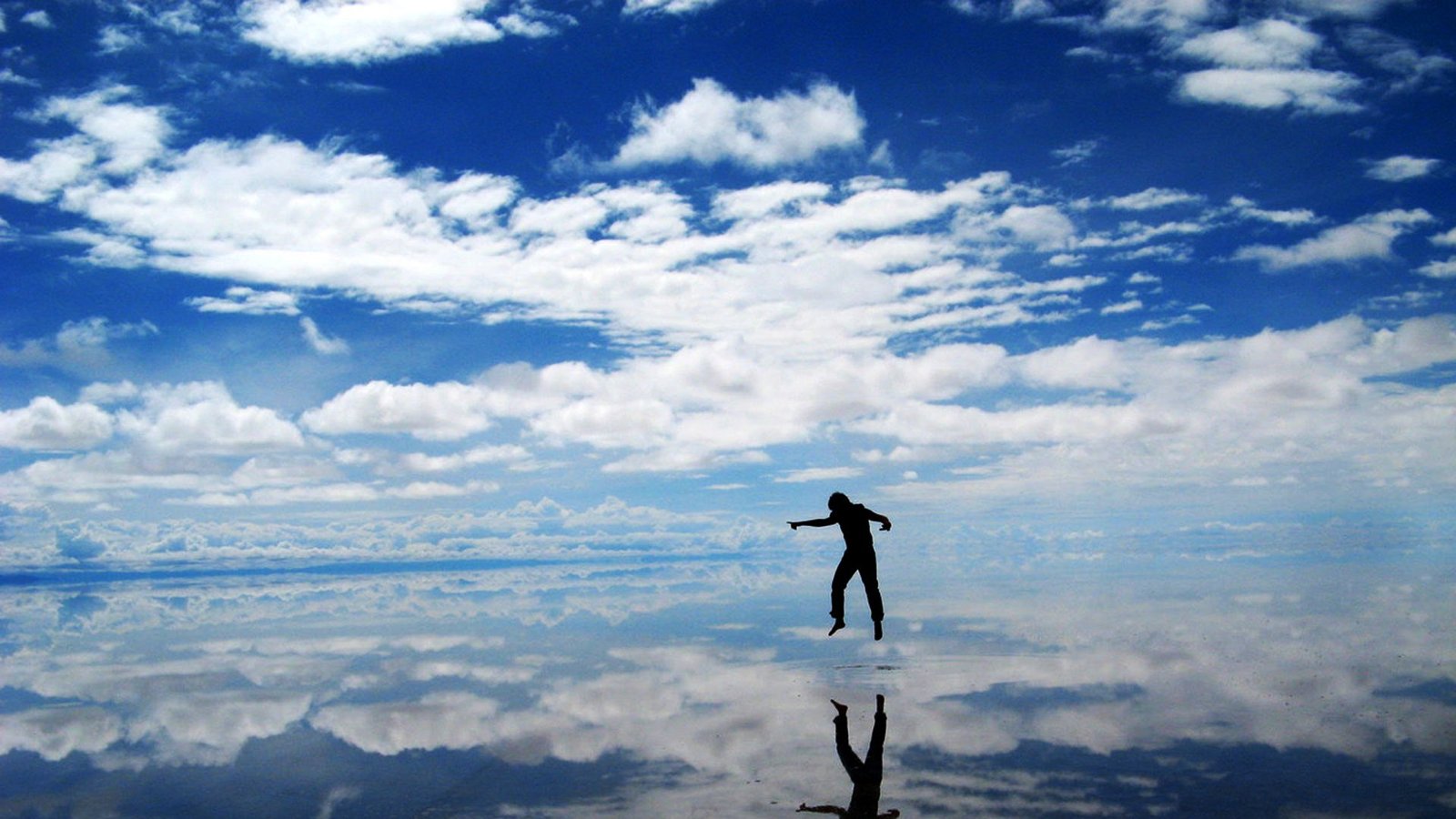 Salar De Uyuni The World s Largest Natural Mirror Traveldigg Salar De Uyuni The World s Largest Natural Mirror Traveldigg
