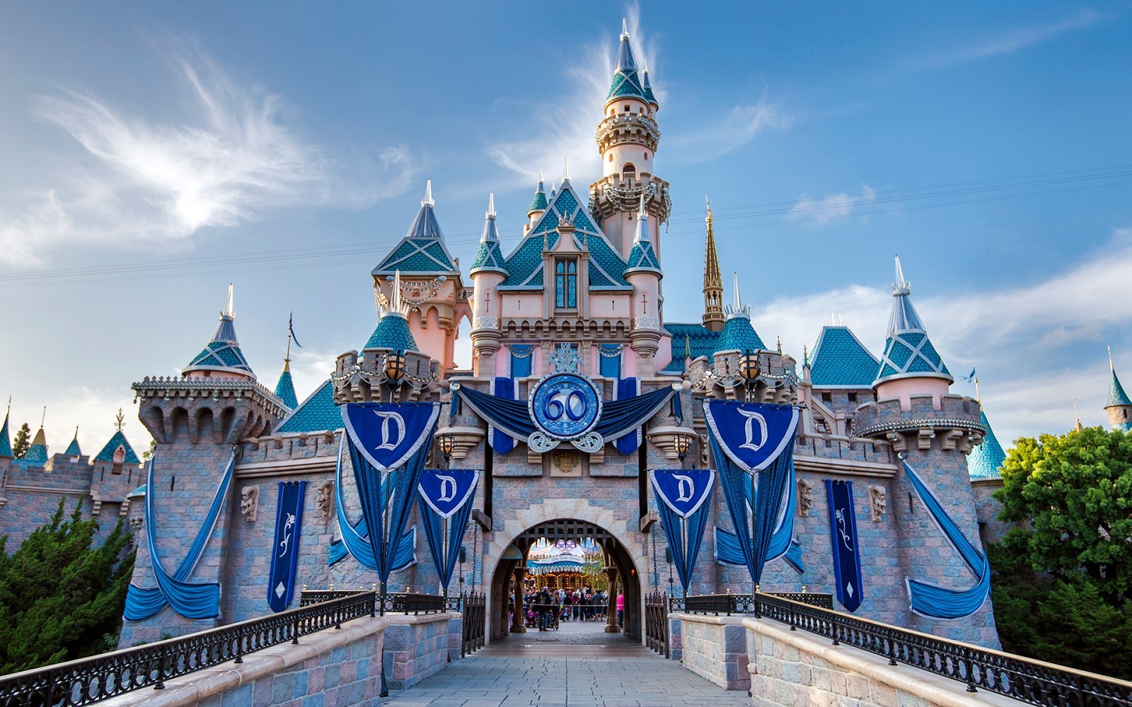 Disneyland park. Парк Диснейленд в США. Диснейленд в Северной Америке. Парк Уолт Дисней в Москве. Замок Дисней в США.