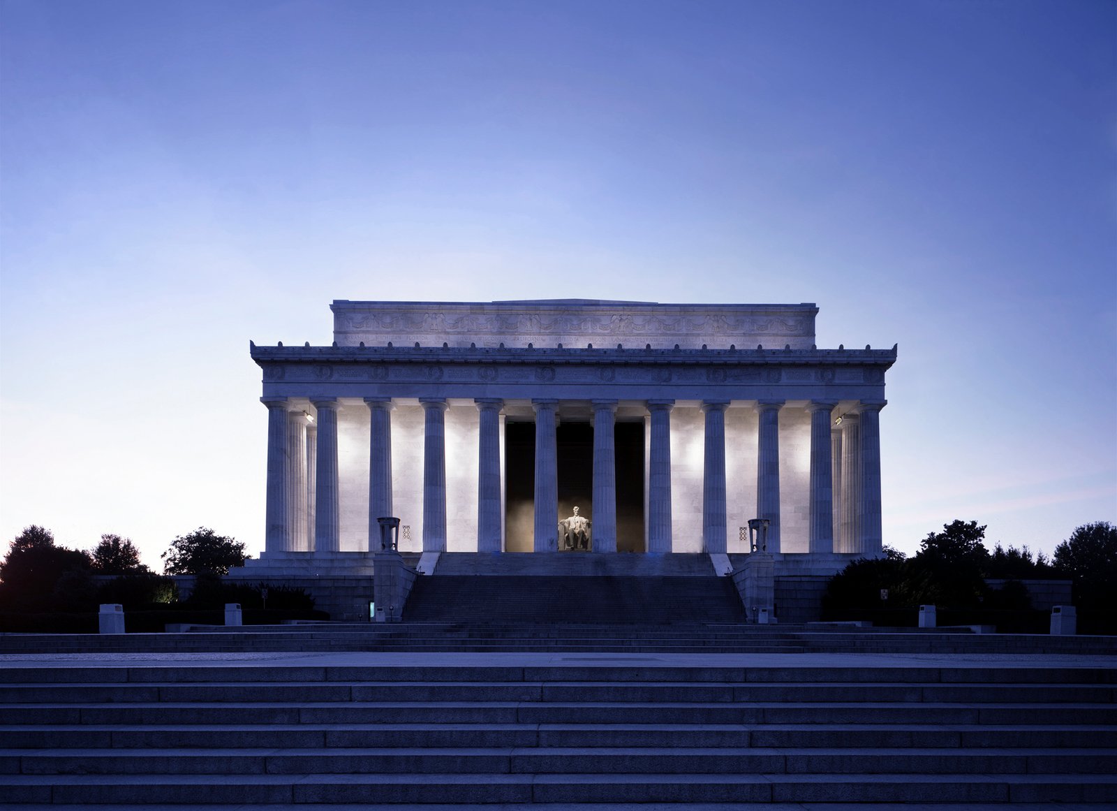 Lincoln Memorial A Monument To The Memory Of A Fighter For Democracy 