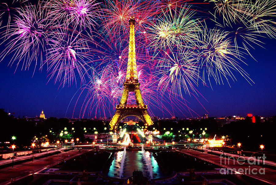 eiffel tower with fireworks hd pics