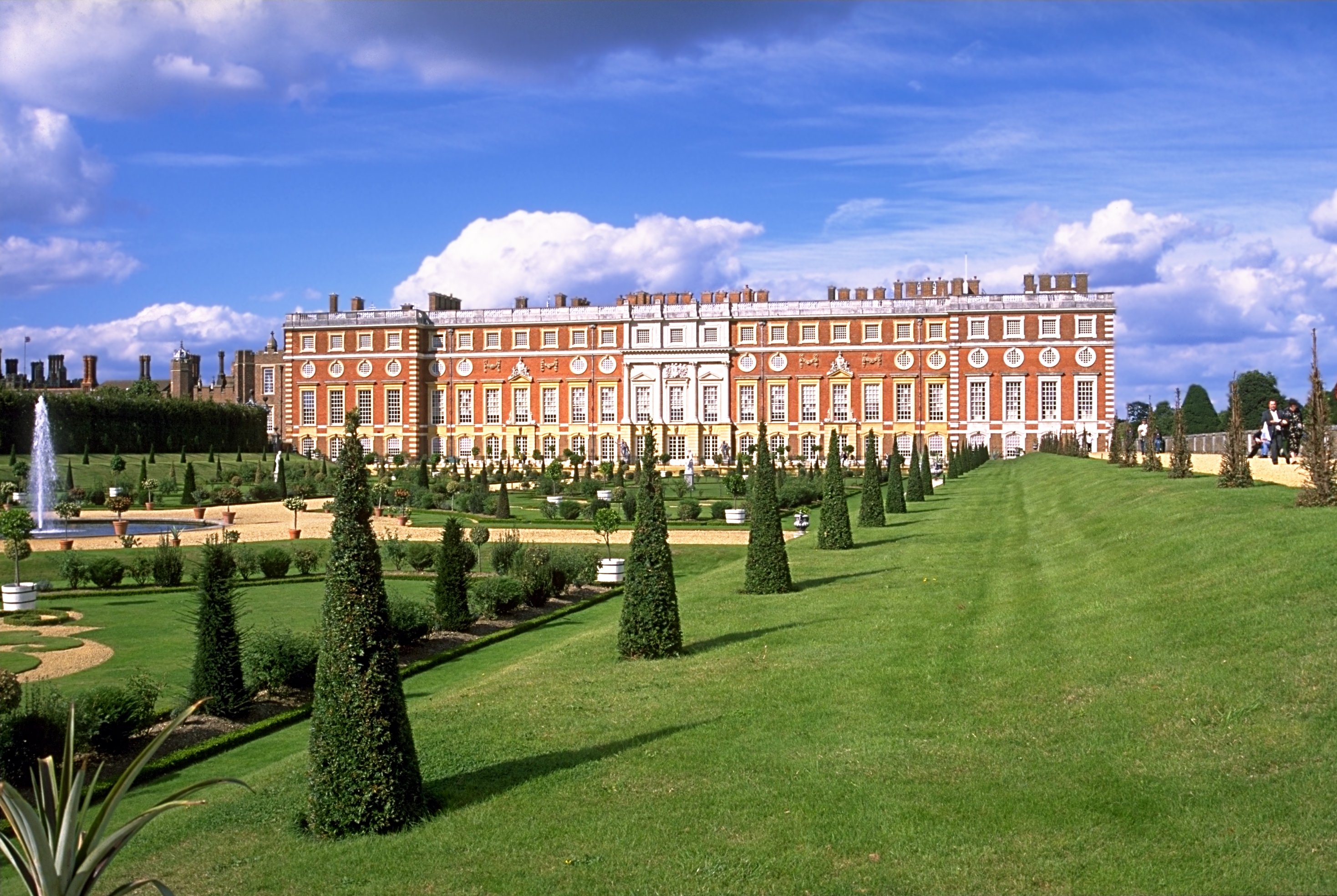 best time to visit hampton court palace