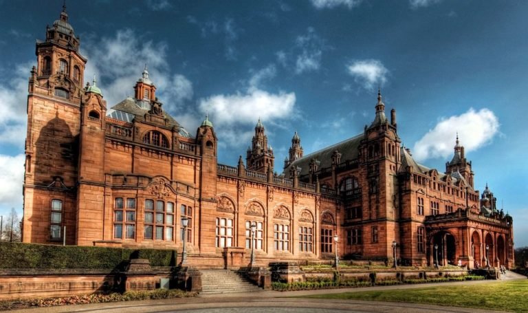 kelvingrove art gallery and museum dinosaur