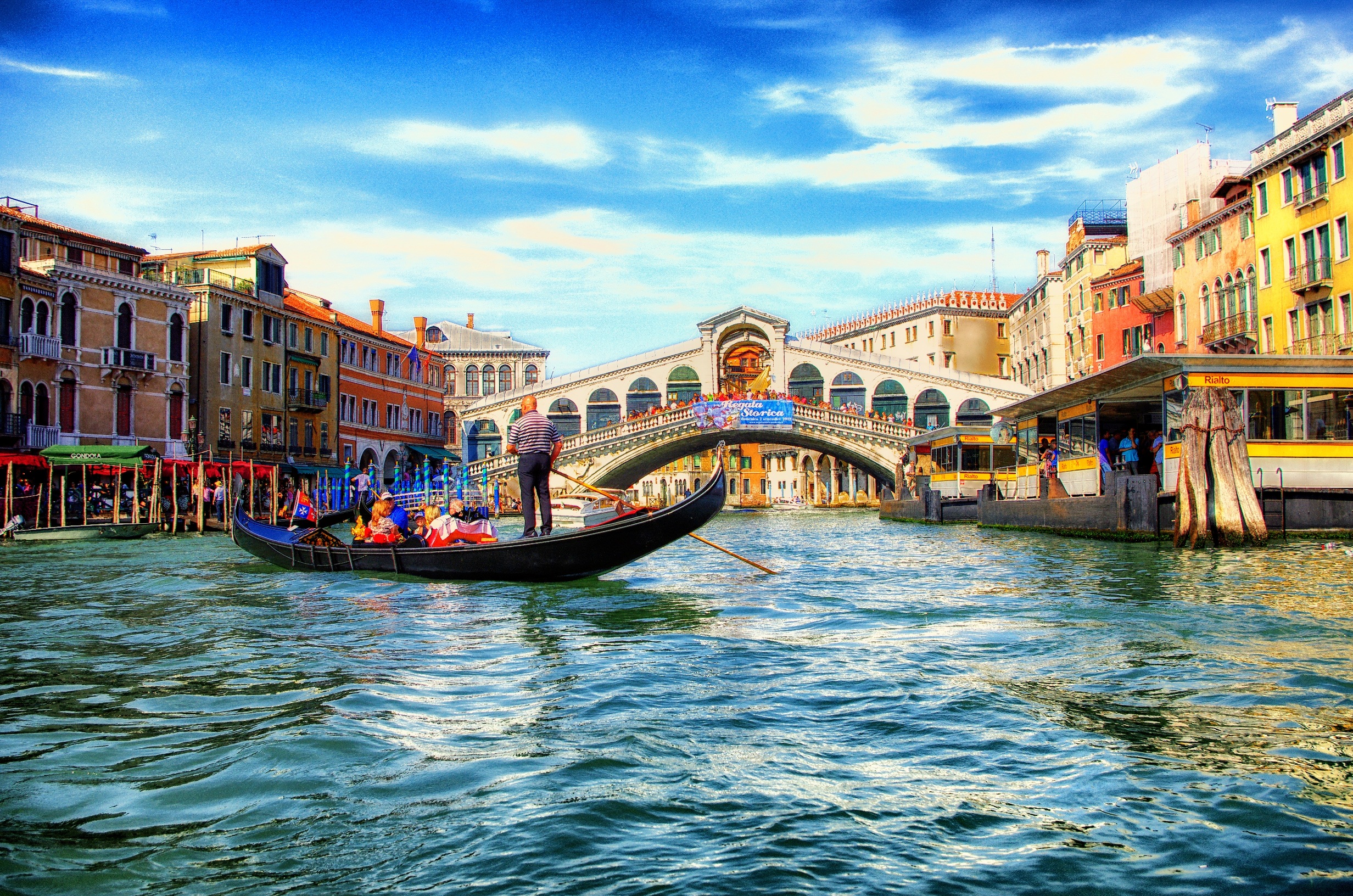 Венеция столица какого государства. Мост Риальто, Венеция, Италия. Мост Риальто достопримечательности Венеции. Мост Риальто Венеция панорама. Италия Венеция гондолы.