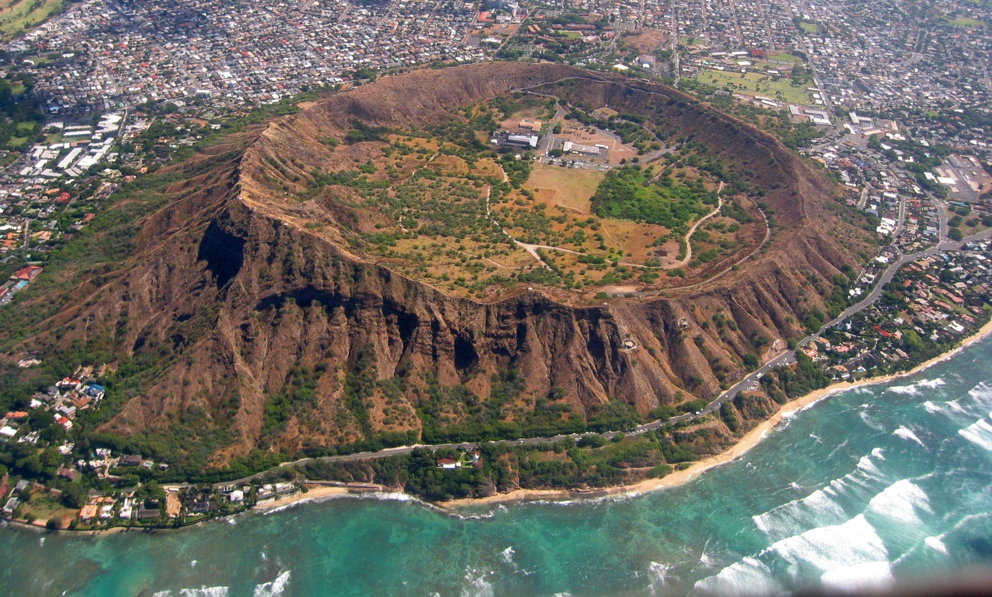 Остров хане. Кратер Даймонд хед Гавайи. Оаху Гавайи кратер. Остров Оаху кратер. Гонолулу Оаху Гавайи.