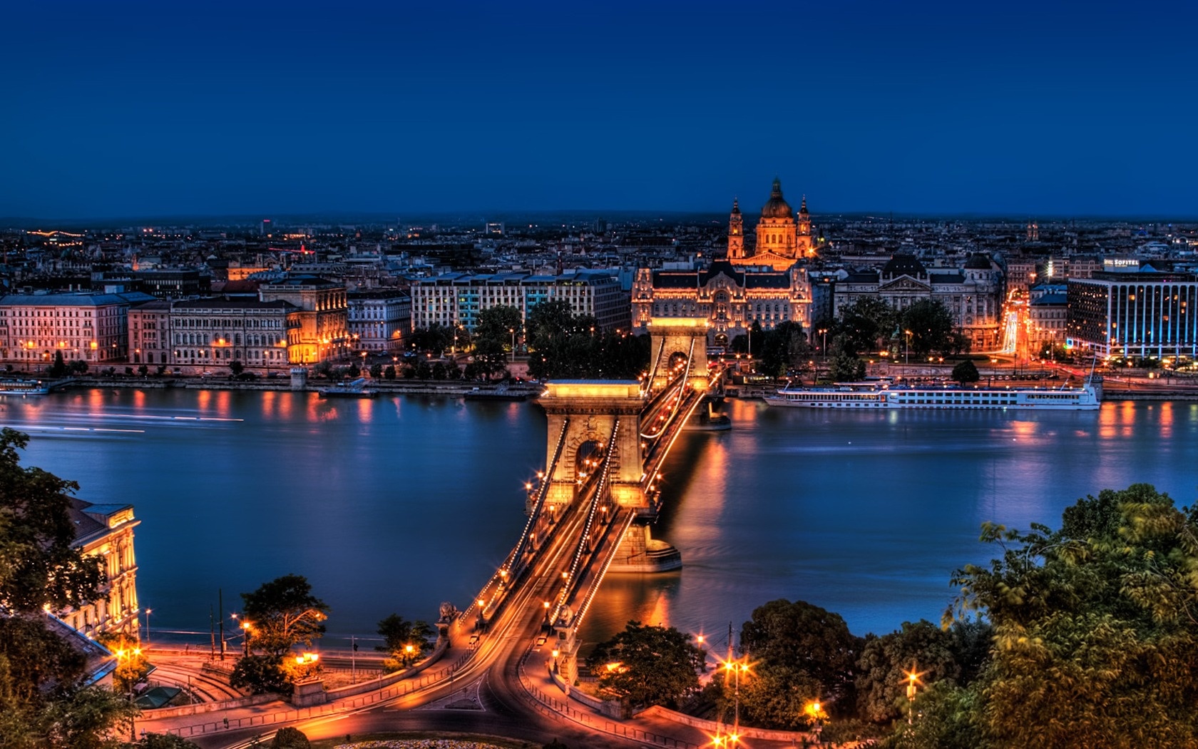 places to visit in budapest at night