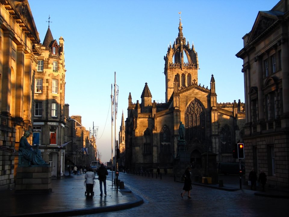 royal-mile-edinburgh-scotland-traveldigg
