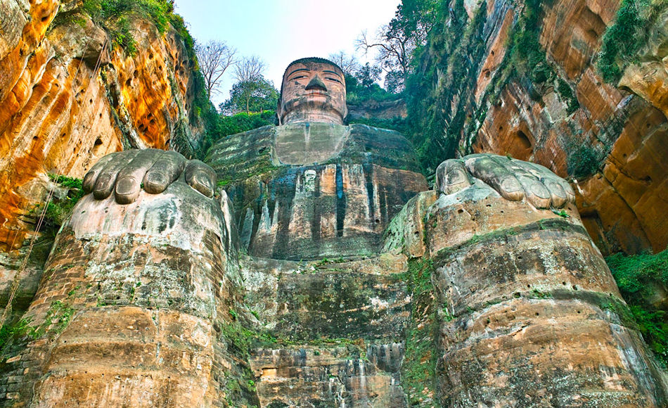Статуя будд на скале