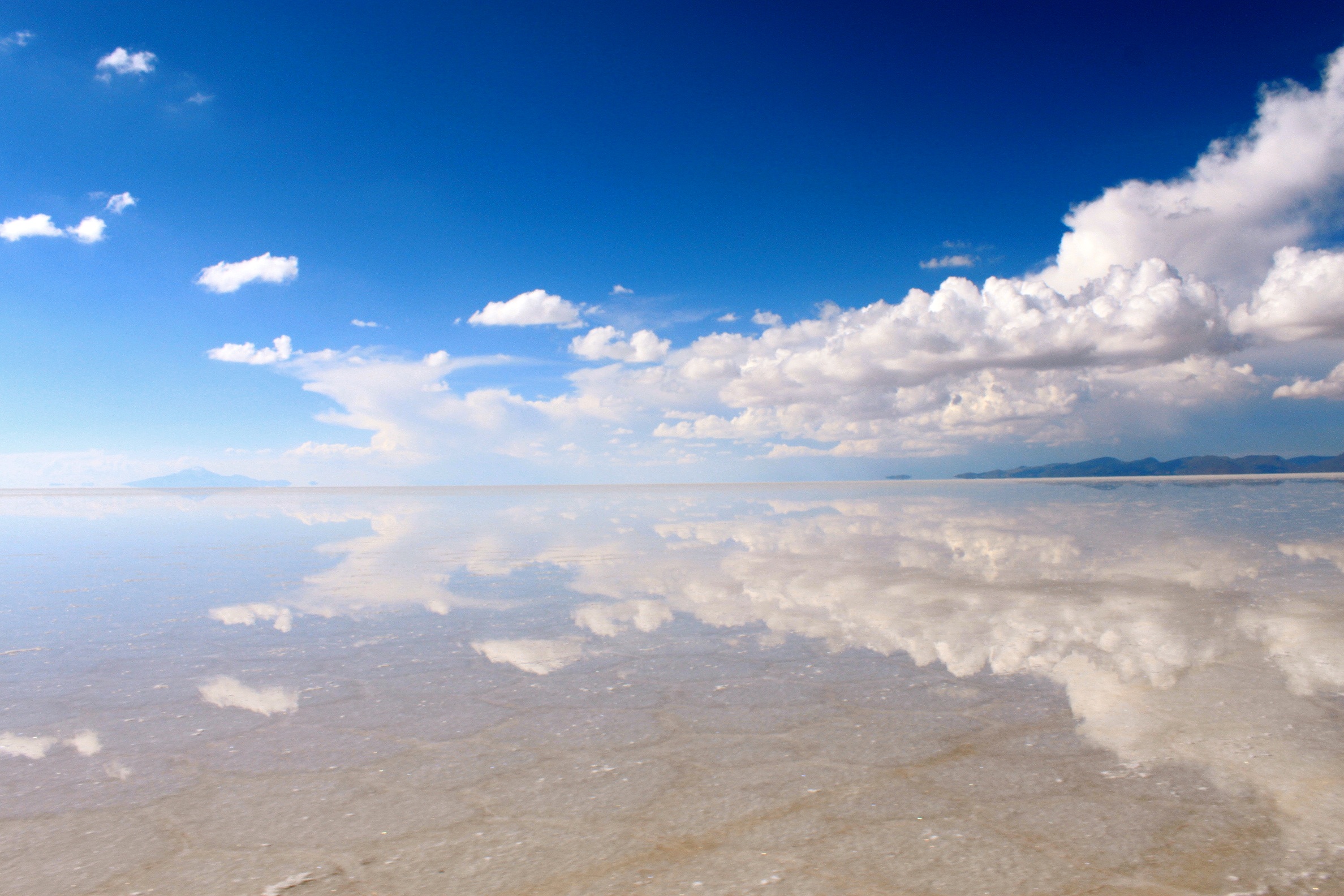 Salar de Uyuni, The World's Largest Natural Mirror - Traveldigg.com